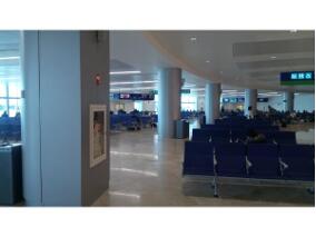 Aeropuerto_columnas_fondo_tiendas